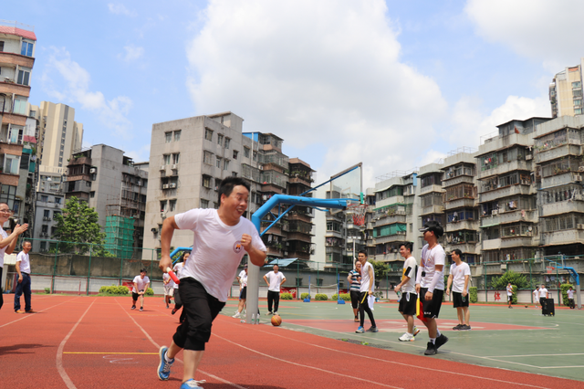 蓝天、白云、跑道、运动员形成了一道亮丽的风景线